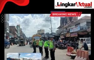 Satlantas Polres Tanah Karo Tertibkan Lalu Lintas dan Parkir di Kawasan Pasar Kabanjahe