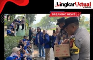 Polisi Bagikan 500 Duz Air Mineral Dan Permen Untuk Massa Buruh Di DPR