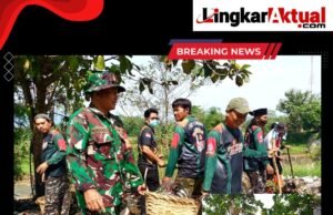 Wujudkan Lingkungan Bersih, Babinsa Ketanggungan dan DLH Brebes Gelar Karya Bakti di Cikeusal Kidul