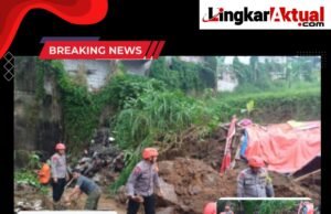 Tim SAR Sat Brimob Polda Jabar Bersama Warga Bersihkan Reruntuhan Tembok Akibat Cuaca Ekstrem di Cipanas