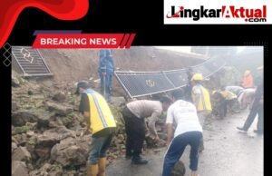 Aksi Sigap Polisi Di Purwakarta Bantu Warga Bersihkan Longsoran Tanah, Wujudkan Polri Untuk Masyarakat