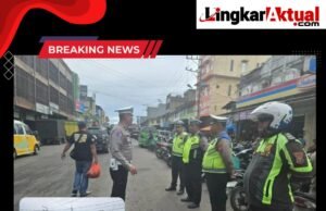 “Satlantas Polres Tanah Karo Tertibkan dan Amankan Pusat Pasar Kabanjahe”