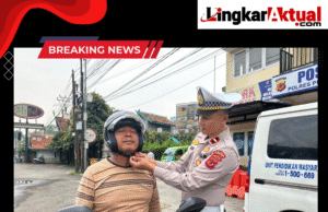 Sat Lantas Polres Purwakarta Bagikan Helm Gratis Kepada Pengendara Taat Lalulintas