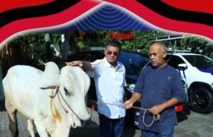 Wagub Erwan Salurkan Hewan Kurban untuk Warga Sekitar Rumah Dinas