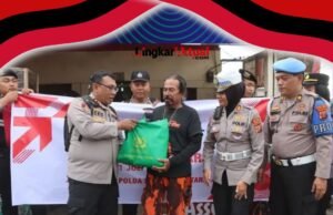 Kapolres Karo Beri Apresiasi Dan Santunan Kepada Pemerhati Lalu Lintas Di Berastagi