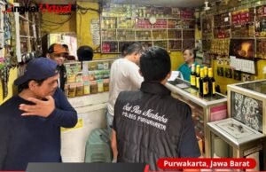 Sat Res Narkoba Polres Purwakarta Sita Ratusan Botol Miras Oplosan