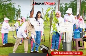 Selvi Gibran Rakabuming Bersama Ibu-ibu (Seruni KMP) dan Otorita IKN Melaksanakan Aksi Tanam Pohon dalam Rangka HUT Ke-45 Dekranas, di Plazza Bhineka Tunggal Ika