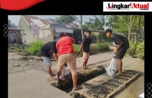 Warga Kp.Ceger Rt.001/003 Desa Sukadarma Adakan Gotong Royong Pembersihan Sampah dan Saluran Air yang Menyebabkan Banjir