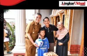 Wagub Bawa Beckham Temui Dua Anak Disabilitas ke Cikalong Wetan