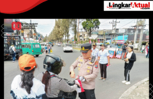 Polsek Berastagi dan Forkopimca Bagikan Bendera Merah Putih Sambut HUT RI ke-80