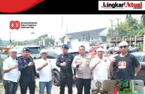 Aliansi Ormas Bekasi, SMSI dan Brimob Bagikan 2 Ribu Bendera Merah Putih untuk Pengendara Jalan