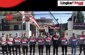 Kapolres Tanah Karo Bagikan Bendera Merah Putih kepada Pengendara di Depan Mapolres