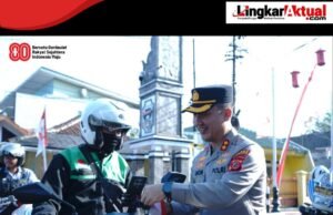 Kobarkan Semangat Nasionalisme, Kapolres Purwakarta Bagikan Bendera Merah Putih Ke Pengendara