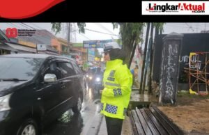 Hujan Tak Halangi Polwan Polres Purwakarta Untuk Melayani Masyarakat