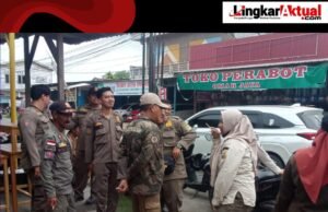 Satuan Polisi Pamong Praja (Satpol PP) Kecamatan Karang Bahagia dan (Satpol PP) Kabupaten Bekasi Sosialisasi Ketempat Bangunan Liar Kali SS Sukatani Cikarang