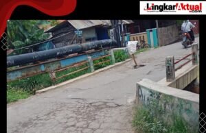 Jalan Raya Timaha Desa Babelan Kota Rusak Parah, Warga Desak Pemerintah Segera Perbaiki