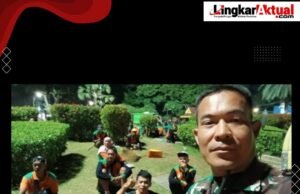 Babinsa Duri Pulo Sertu Dadang Bersama Warga Gelar Aksi Bersih-Bersih di Taman Pandang