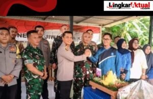 Kapolsek Mendo Barat Hadiahkan Nasi Tumpeng kepada Koramil Mendo Barat Dalam Rangka HUT TNI K-80