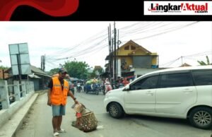 Warga Pondok Jaya Sepatan Harapkan Perhatian Pemerintah terhadap Jalan Jembatan Pintu Air yang Berlubang