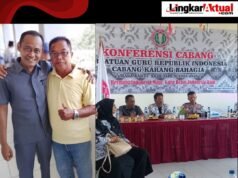 Dewan Haryanto (Black) komisi IV dari Partai Demokrat menghadiri Konferensi PGRI Cabang Karang Bahagia