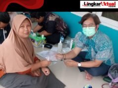 Dokter dan Bidan Puskesmas Karang Harja Bersinergi Mengadakan Pengobatan Gratis