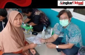 Dokter dan Bidan Puskesmas Karang Harja Bersinergi Mengadakan Pengobatan Gratis