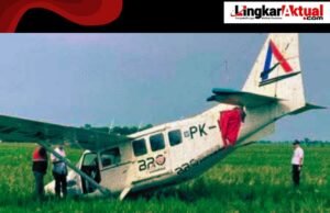 Pesawat Terjatuh di Area Persawahan Saat Pendaratan Darurat, Diduga Sedang Latihan, di Dusun Sampora Desa Kertawaluya Karawang