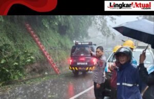 Polisi Evakuasi Tanah Longsor dan Tiang Listrik Tumbang di Jalan Raya Garut– Cisompet