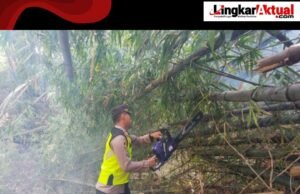 Siap Tanggap Aduan Warga, Polsek Wedarijaksa Bersama Warga Bersihkan Pohon Tumbang Disungai