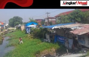 Pinggir Kali Depan Polsek Sukatani Pulo Sirih Desa Sukadarma Kurang Penataan, Bangunan Liar Picu Kemacetan