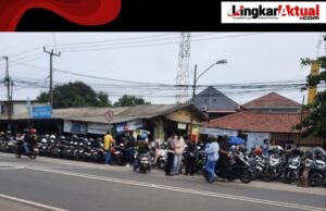 Parkir Ilegal di Depan Mapolres Karawang Picu Macet dan Rawan Kecelakaan