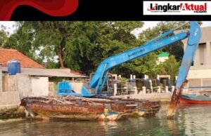 Alat Berat (Excavator) Mangkrak Ganggu Aktivitas Pelayaran di Pelabuhan 8 Pulau Tidung Kepulauan Seribu