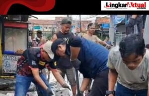 Kepala Desa Karang Asih Samsu Dawan SH ikut Membersihkan Got Mampet Penyebab Banjir Jalan di Cabang Kebon Kopi