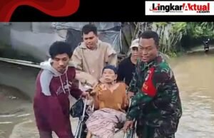 Banjir Terus Berulang, Aparat Terjang Arus Deras Selamatkan Lansia di Desa Cikande