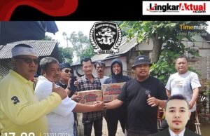 Iswandi Fadilah. SH dari Saung Naga Hitam Berikan Bantuan kepada Korban Terdampak Banjir di Kp. Cierang, Karangbahagia Kab. Bekasi