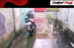 Jalan Berlumut Licin, Warga dan Pengendara Berjatuhan di Kp. Ceger Rt001/003 Desa Sukadarma Kec. Sukatani Kab. Bekasi