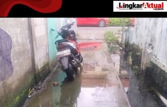 Jalan Berlumut Licin, Warga dan Pengendara Berjatuhan di Kp. Ceger Rt001/003 Desa Sukadarma Kec. Sukatani Kab. Bekasi