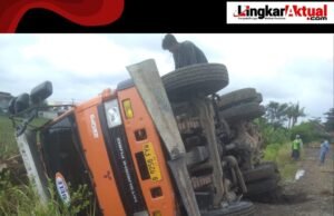 Diduga Langgar Aturan, Mobil Proyek Nyasar ke Area Terlarang hingga Terguling