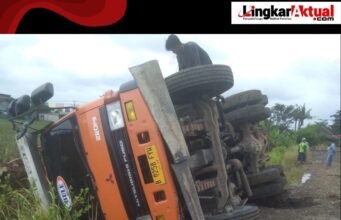 Diduga Langgar Aturan, Mobil Proyek Nyasar ke Area Terlarang hingga Terguling