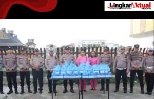 Kapolres Tanah Karo Bagikan Takjil kepada Masyarakat di Kabanjahe