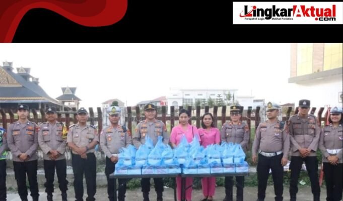 Kapolres Tanah Karo Bagikan Takjil kepada Masyarakat di Kabanjahe