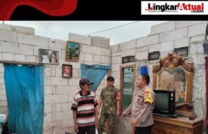 Bimaspol dan Bhabinsa Desa Sumber Urip Bahu Membahu Bantu Warga yang Rumahnya Terkena Angin Kencang