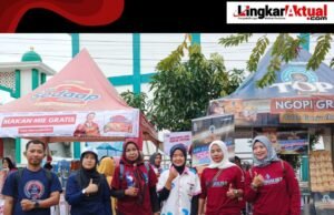 Kolaborasi IWOI Karawang dan Wings Tebar Takjil Ramadan untuk Warga
