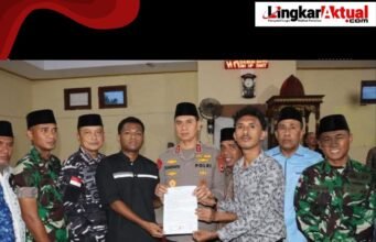 Kapolda Maluku Pimpin Perdamaian Warga Fiditan Tual, Senjata Tajam dan Molotov Diserahkan Warga
