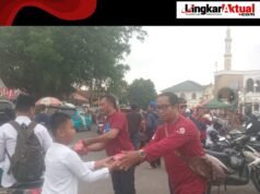 Ramadhan Penuh Berkah, Ketum IWO Indonesia Bersama DPD Karawang Bagikan Takjil di Alun-Alun Karawang