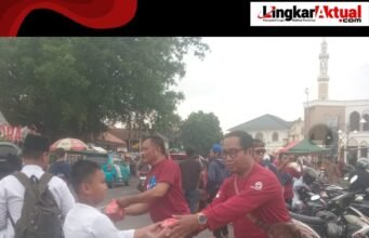 Ramadhan Penuh Berkah, Ketum IWO Indonesia Bersama DPD Karawang Bagikan Takjil di Alun-Alun Karawang
