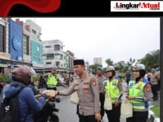 Kapolrestra Tangerang Kota Turun Langsung Bagi Takjil ke Pengendara Di Bulan Suci Ramadhan