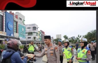 Kapolrestra Tangerang Kota Turun Langsung Bagi Takjil ke Pengendara Di Bulan Suci Ramadhan