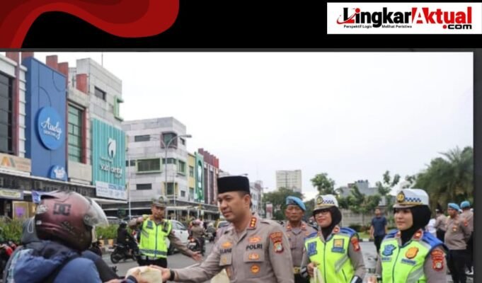 Kapolrestra Tangerang Kota Turun Langsung Bagi Takjil ke Pengendara Di Bulan Suci Ramadhan