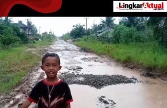 Miris… Jalan Paduraya Poros Kabupaten di Kecamatan Dente Teladas Tak Layak, Bayu Aji Saputra Anak SD Harus Berjuang Ekstra Demi Menempuh Pendidikan